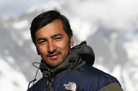 Binod Mahat with trekking group pre-pandemic